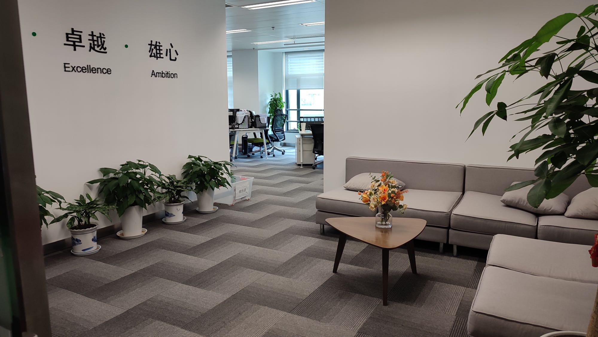 新梅华东大酒店 火车站 商圈 写字楼办公出租 高性价比 分体空调 带上下水 精装带家具 200平出租(图1)