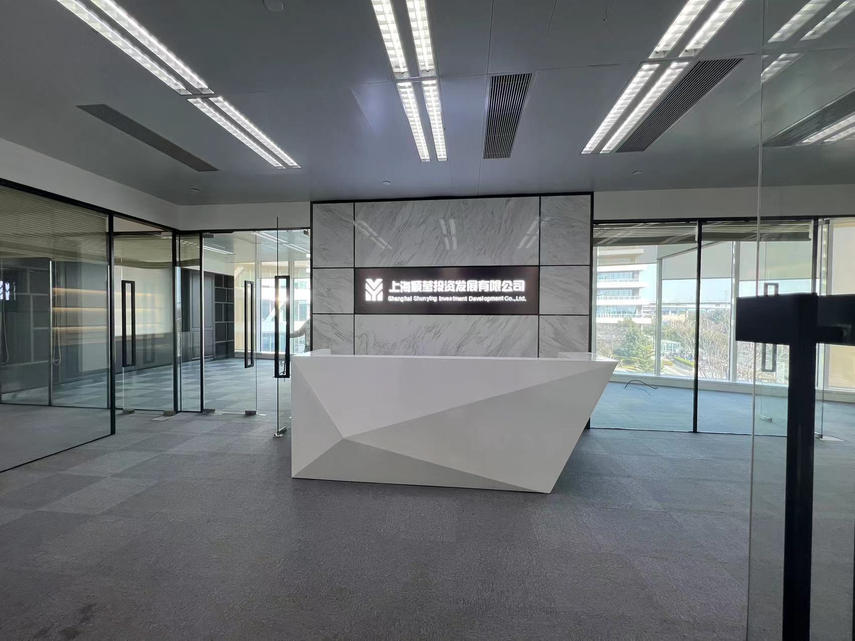 静安新发展大厦263平精装修带家具优质房源出租(图1)