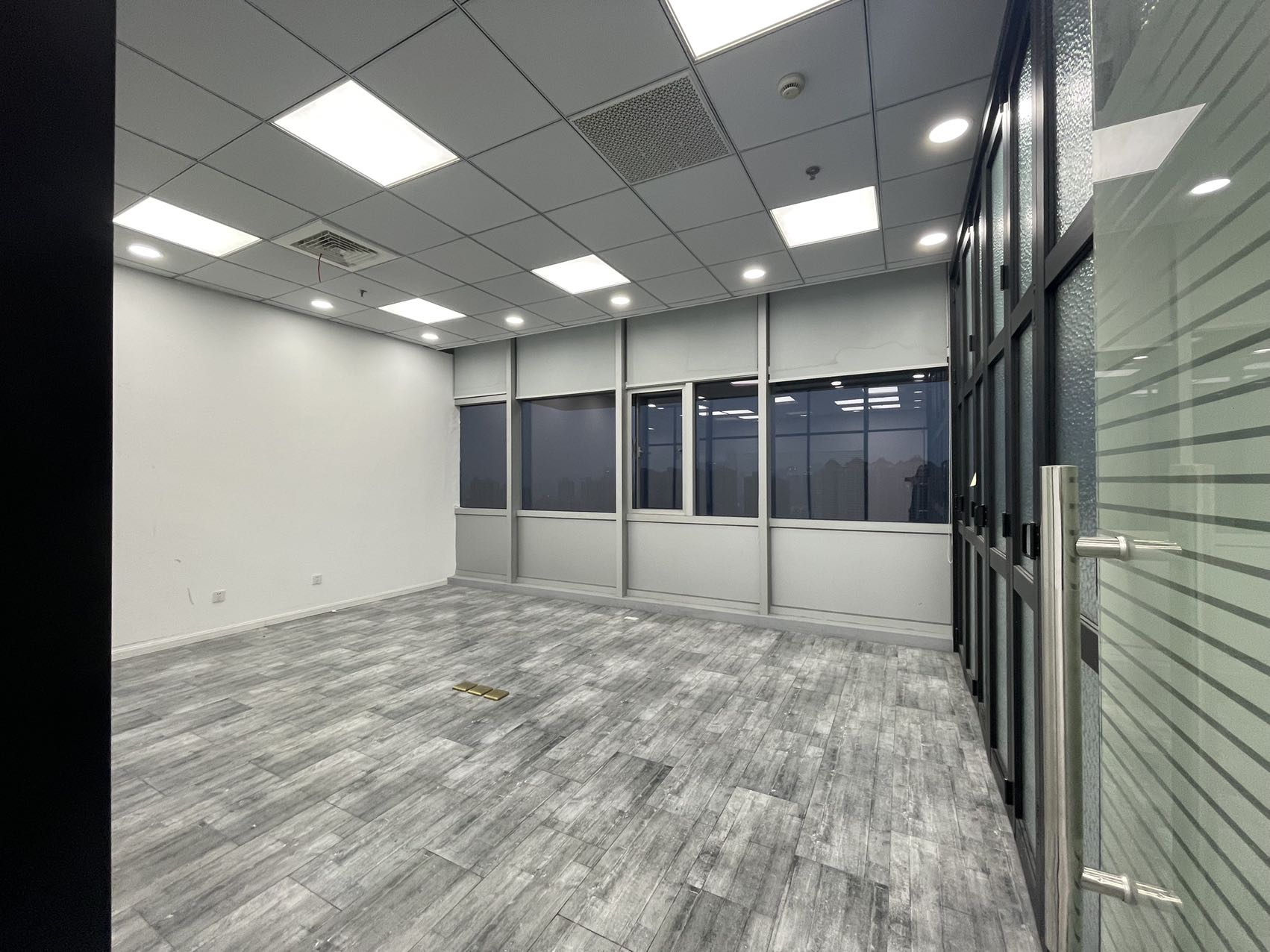 万象城紫藤路地铁上盖 写字楼办公出租 精装带家具 拎包入住 100平200平(图3)
