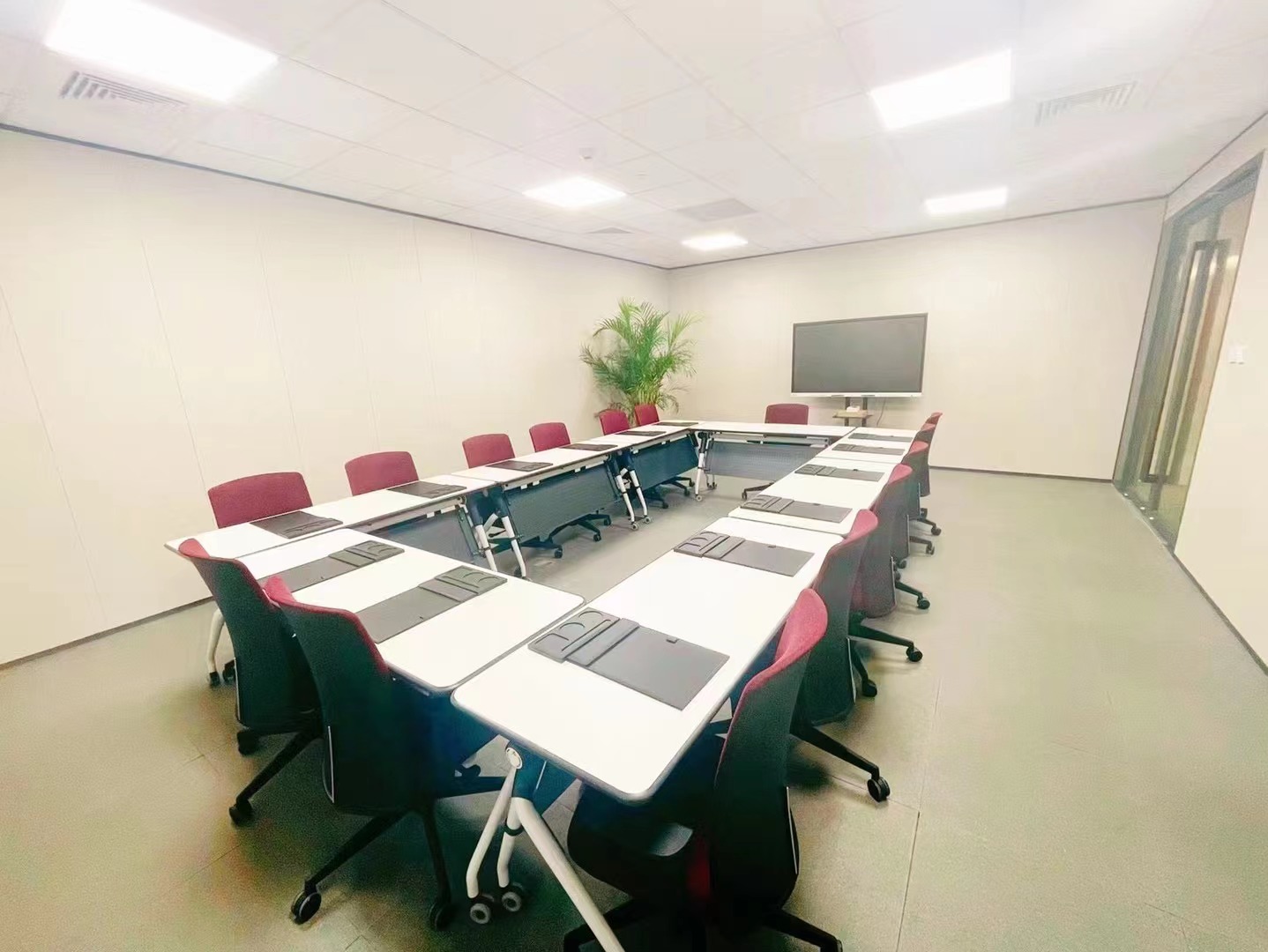 9-220513014U93O.jpg 浦东富士康大厦精装修带家具拎包入住(图7)