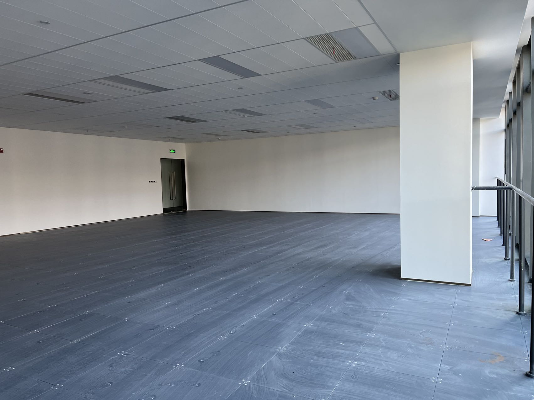 7-22051G4023Xc.jpg 真如中心板块 星光耀广场高尚领域写字楼出租 配套酒店商场 新楼盘价格好谈 超长免租期 正对电梯厅双面采光 精装修现房800平1000平整层出租可分割(图7)