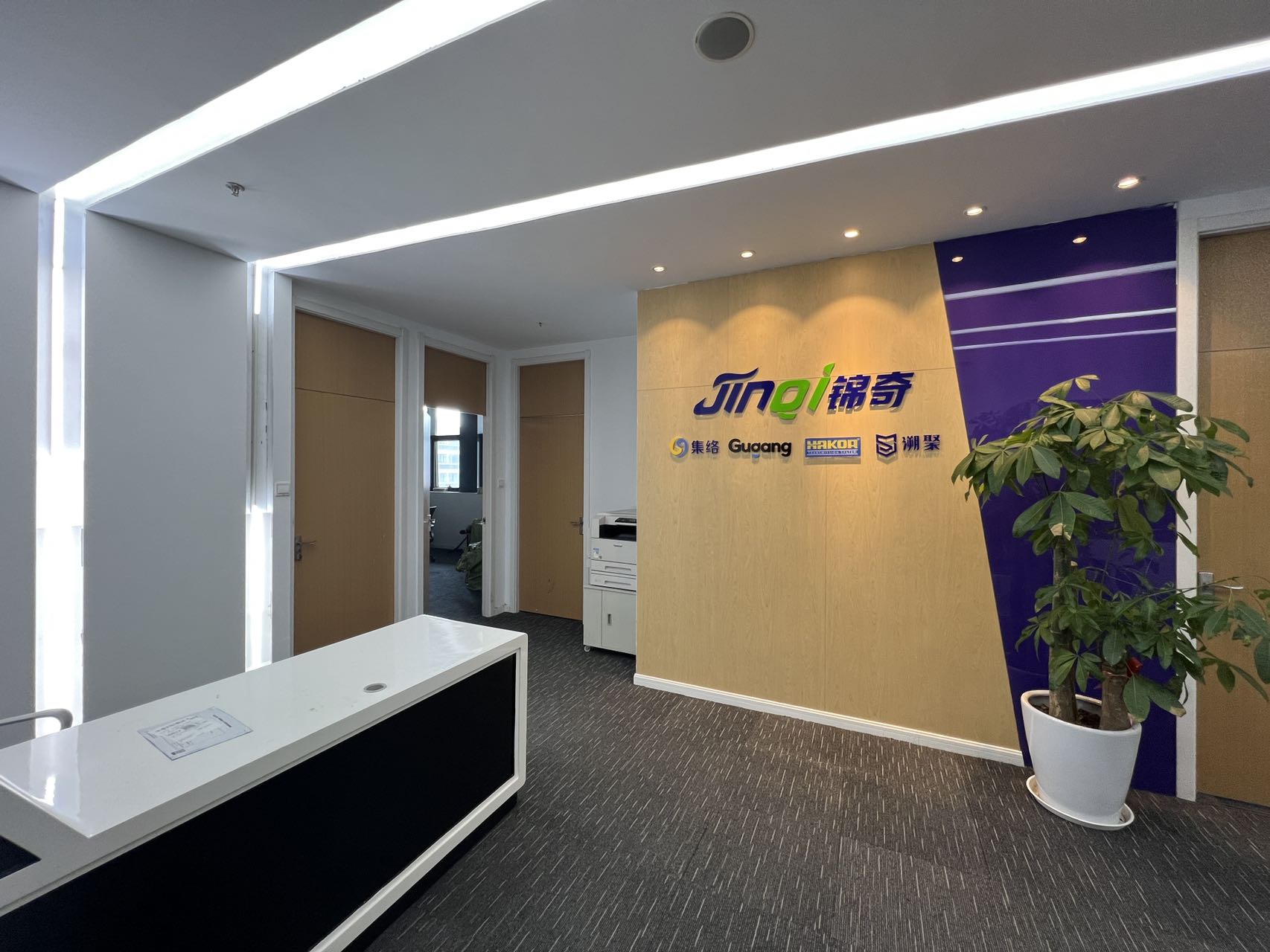 闵行万象城紫藤路地铁上盖 写字楼办公出租 精装带家具 拎包入住500平出租现房 可定制装修家具隔断 疫情期间 价格好谈(图1)