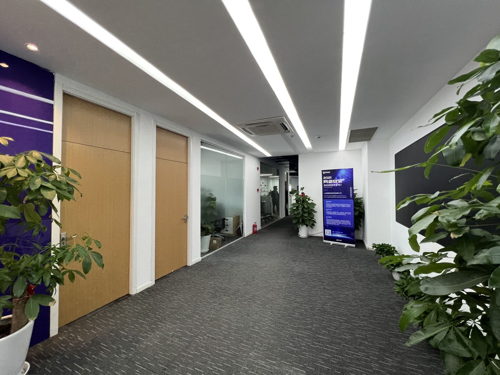 闵行万象城紫藤路地铁上盖 写字楼办公出租 精装带家具 拎包入住500平出租现房 可定制装修家具隔断 疫情期间 价格好谈(图3)