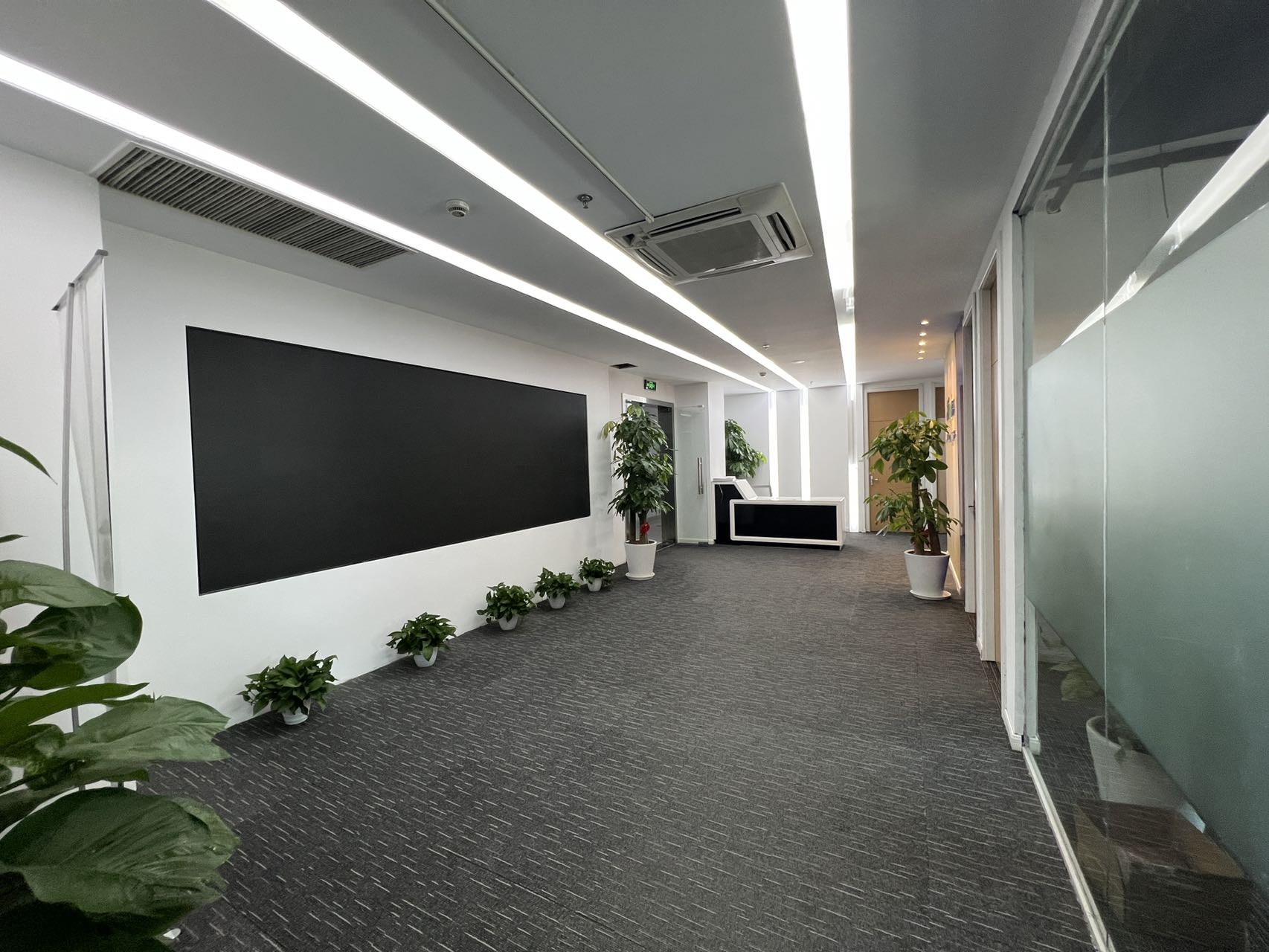 闵行万象城紫藤路地铁上盖 写字楼办公出租 精装带家具 拎包入住500平出租现房 可定制装修家具隔断 疫情期间 价格好谈(图2)