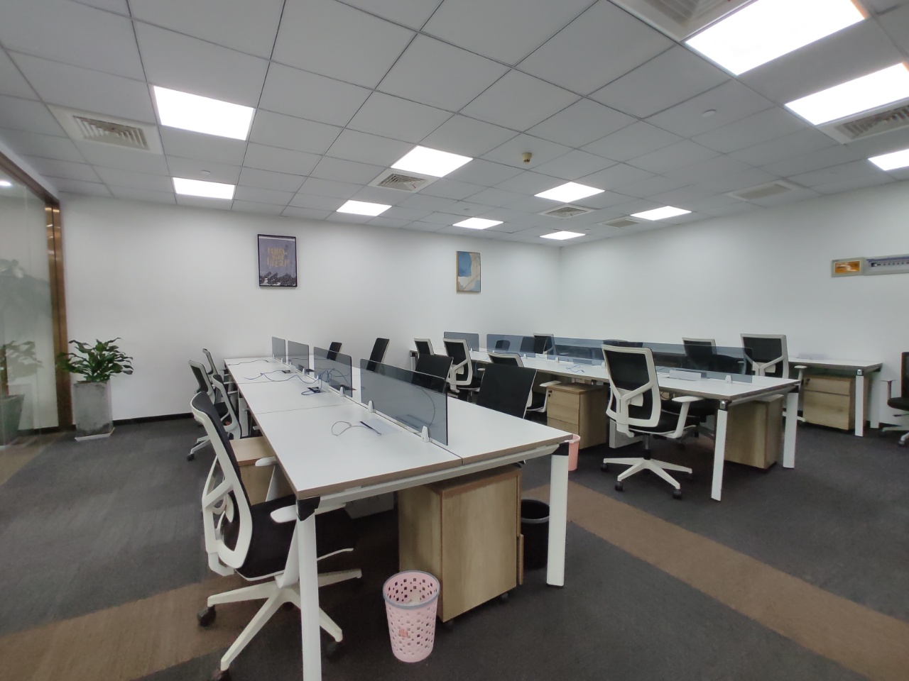 12-2205231FU1458.jpg 静安写字楼出租,全新定制装修,珠江办公室全落地窗 ,配套齐全(图3)