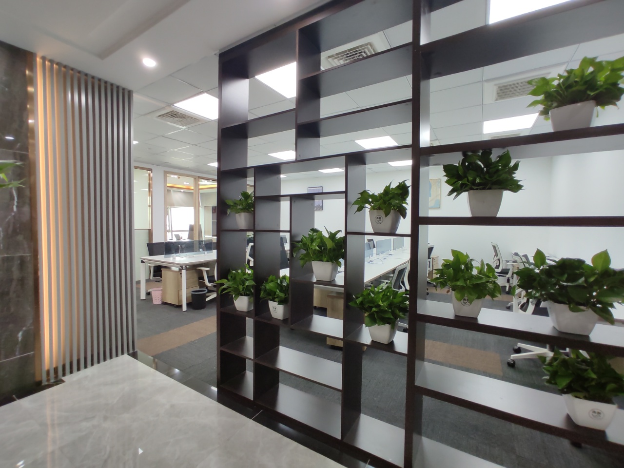 12-2205231FU1Z7.jpg 静安写字楼出租,全新定制装修,珠江办公室全落地窗 ,配套齐全(图2)