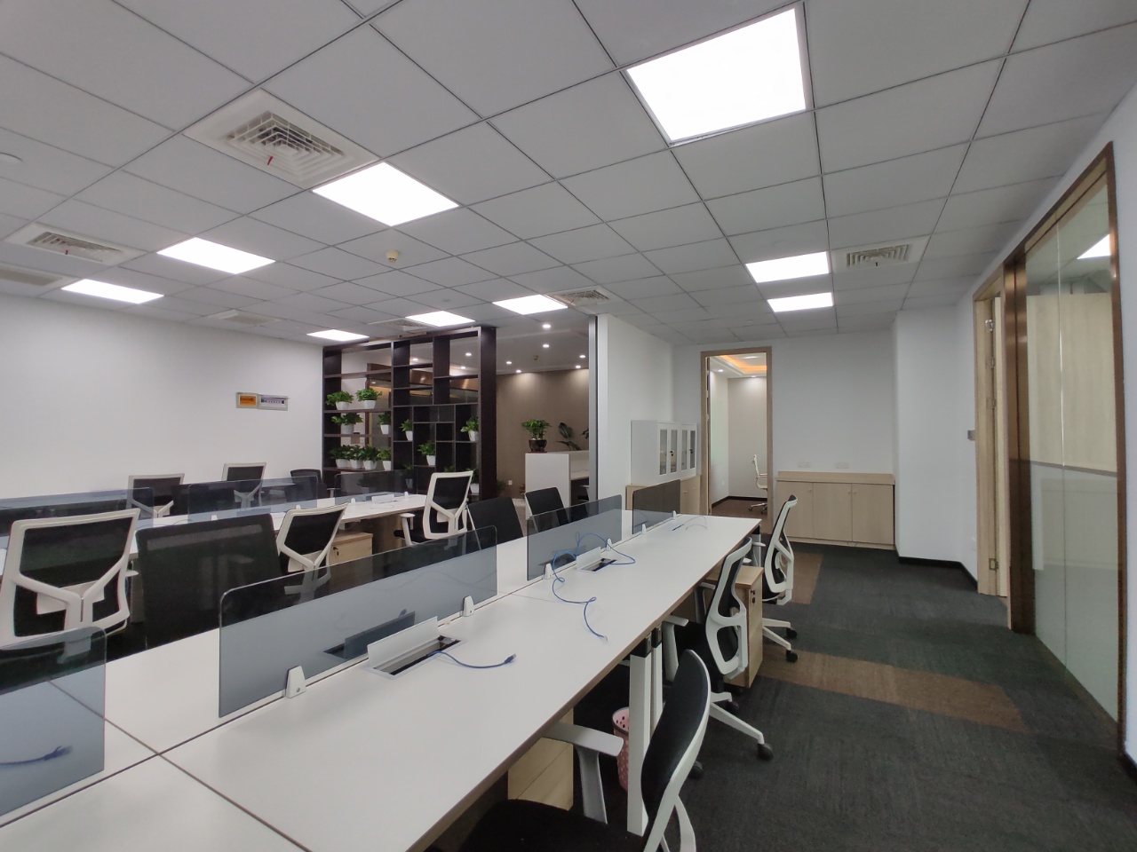 12-2205231FU2250.jpg 静安写字楼出租,全新定制装修,珠江办公室全落地窗 ,配套齐全(图4)