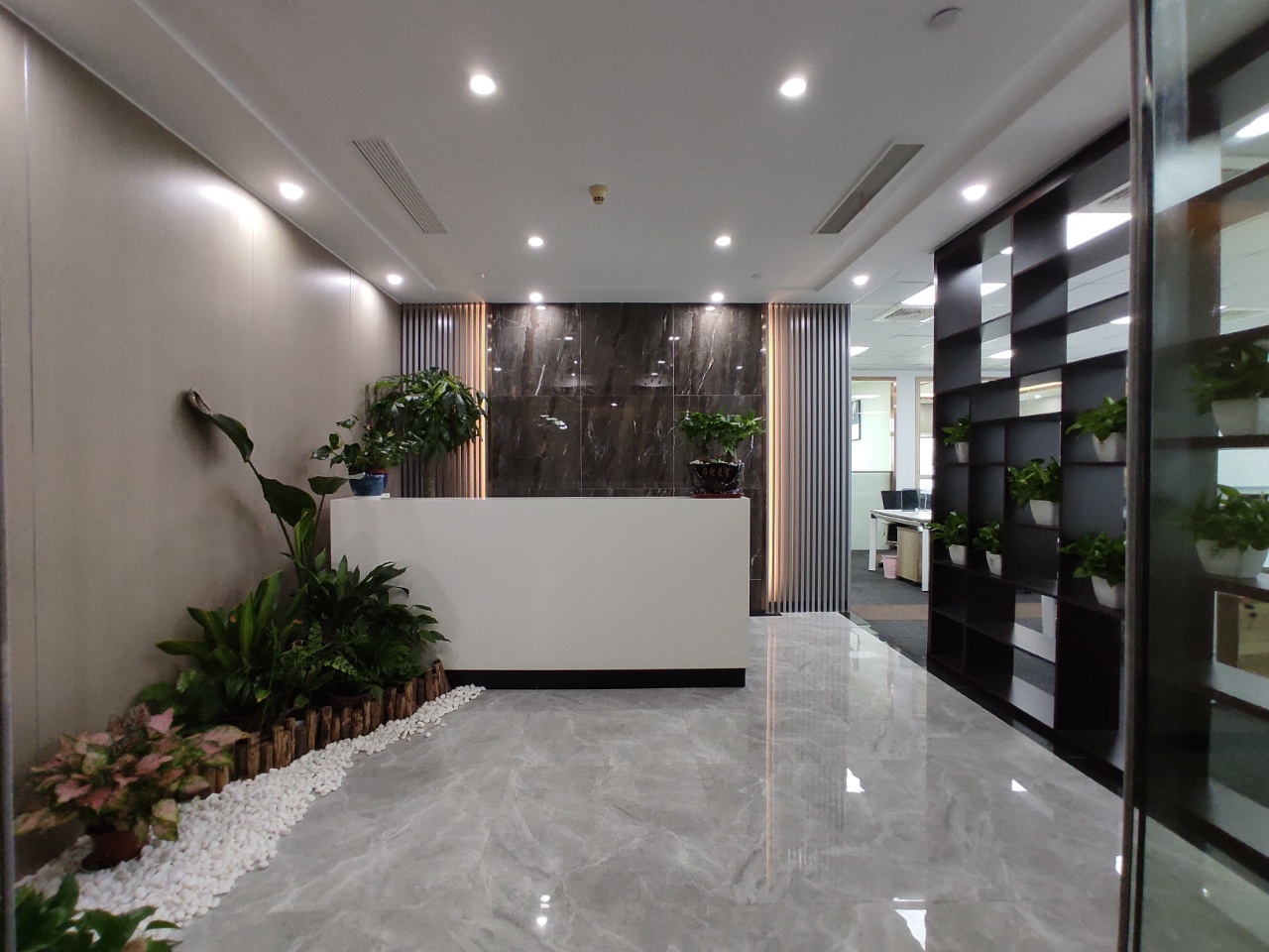 12-2205231FU2519.jpg 静安写字楼出租,全新定制装修,珠江办公室全落地窗 ,配套齐全(图1)