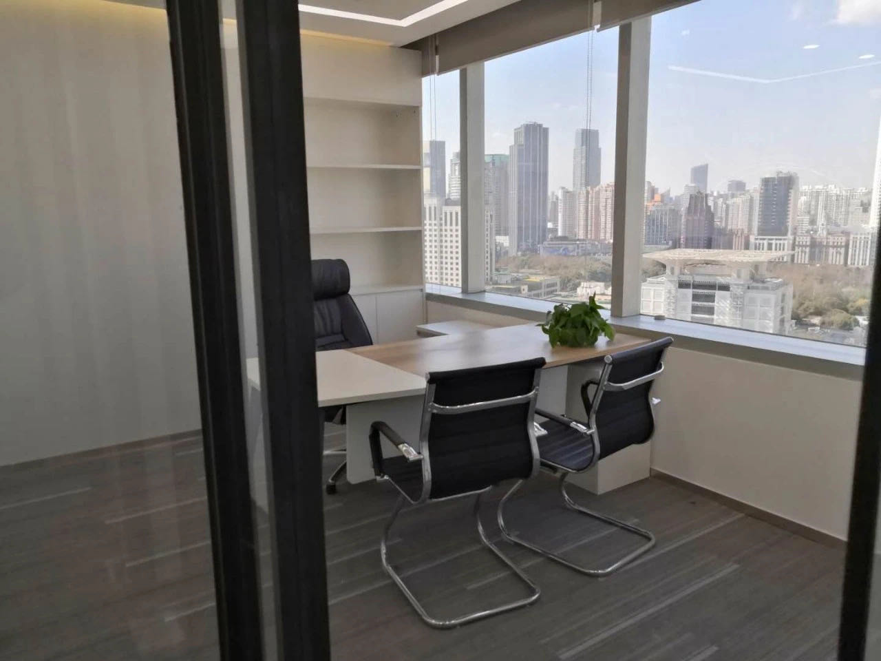 9-2205231T41U17.jpg 人民广场港陆广场150平精装修带家具拎包入住(图3)