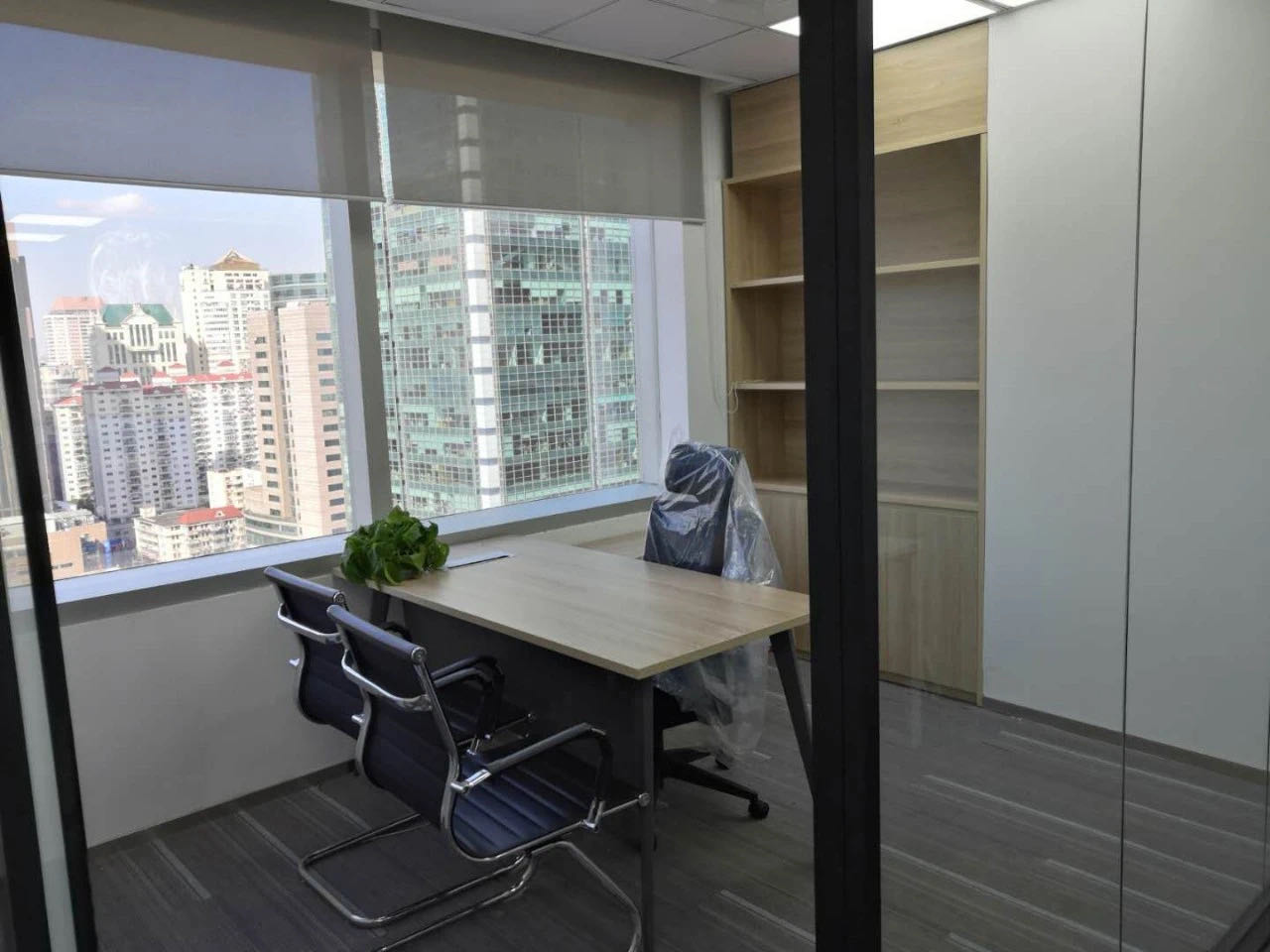 9-2205231T41X62.jpg 人民广场港陆广场150平精装修带家具拎包入住(图2)