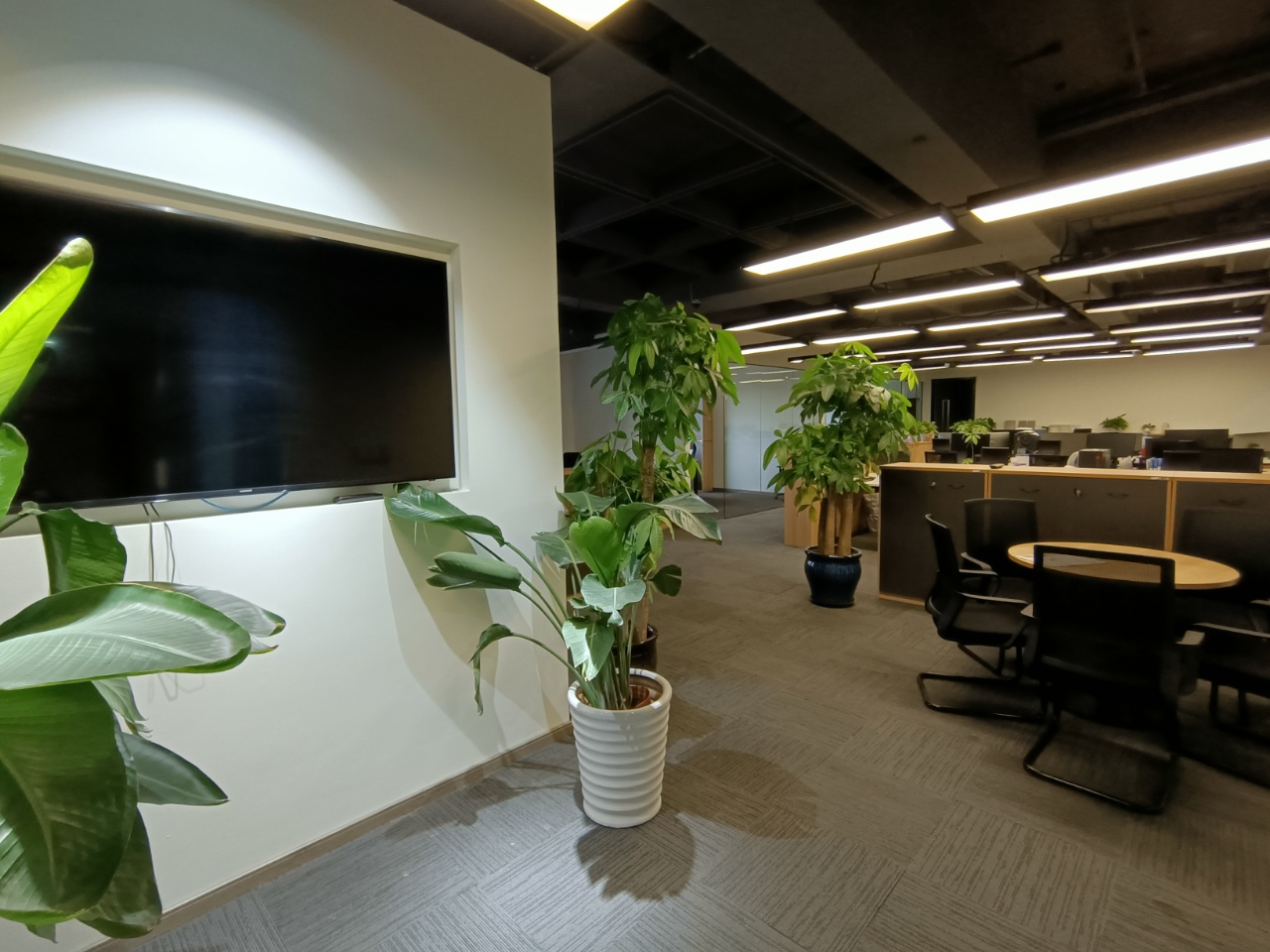 绿洲中环中心写字楼办公出租 真北路地铁口 近地铁站 配套大型商场 精装带家具 拎包入住 300平400平现房出租(图2)