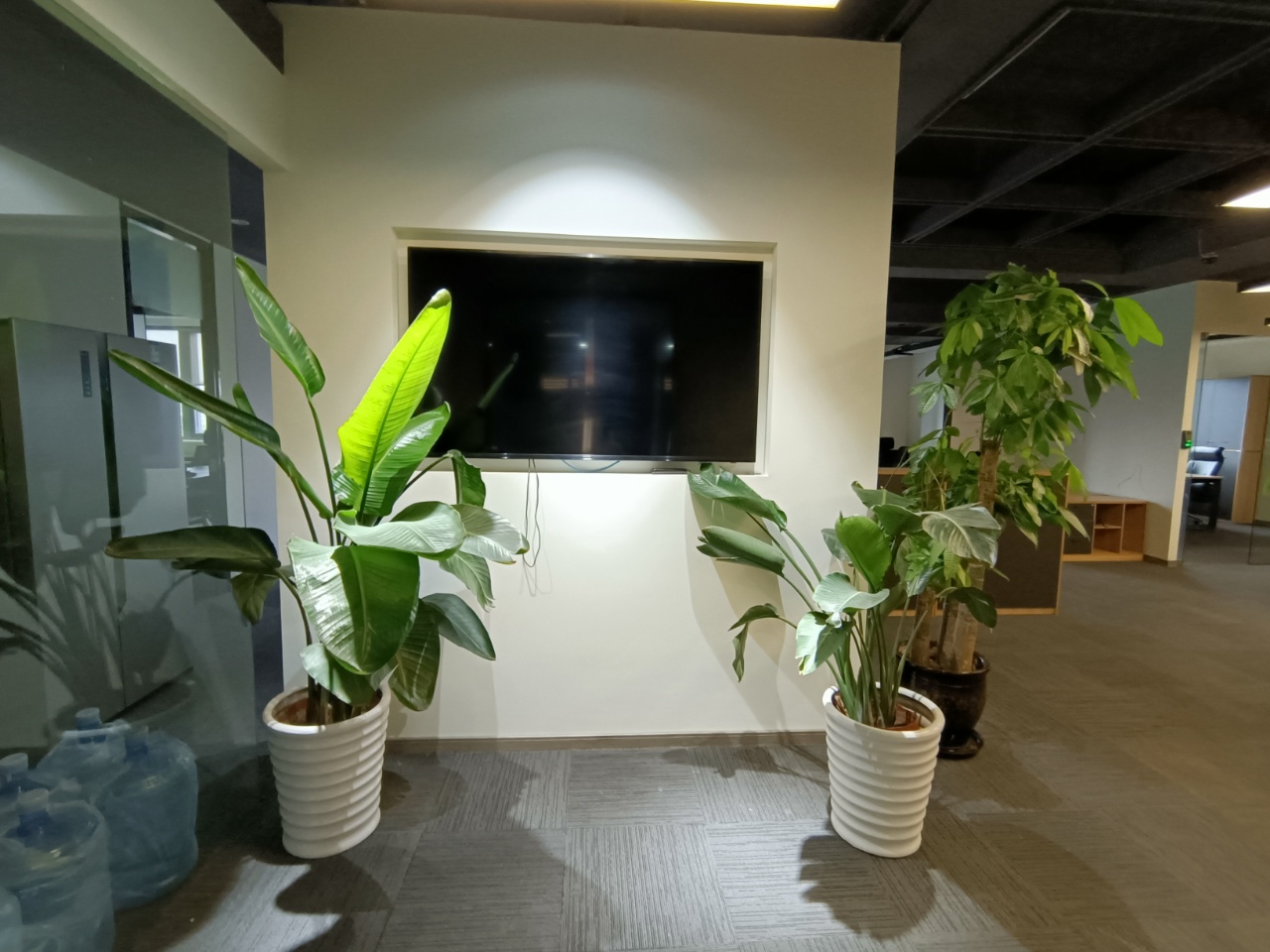 绿洲中环中心写字楼办公出租 真北路地铁口 近地铁站 配套大型商场 精装带家具 拎包入住 300平400平现房出租(图1)