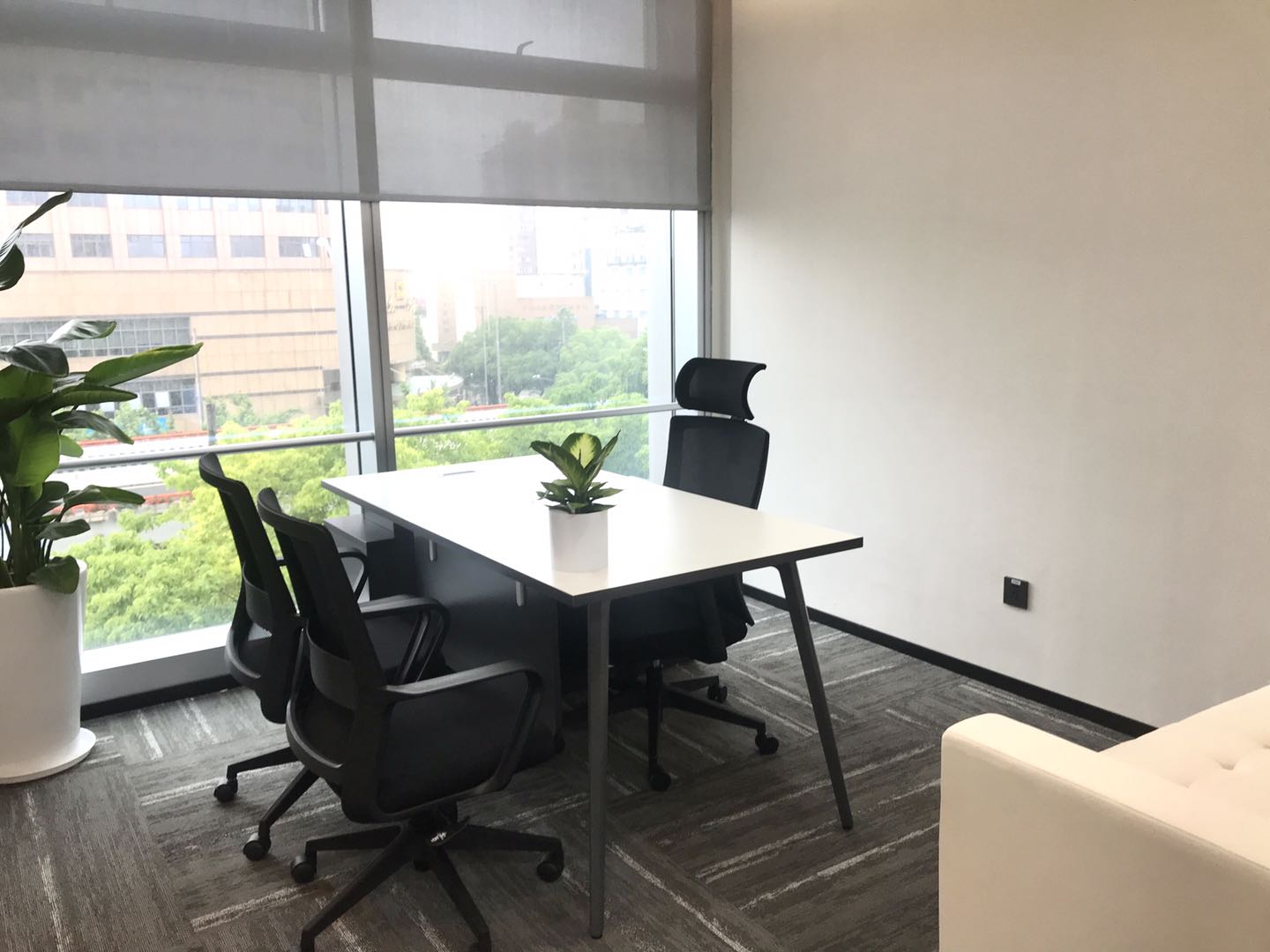 9-2205251QK1409.jpg 宜山路宏汇国际广场200平精装修带家具拎包入住(图6)