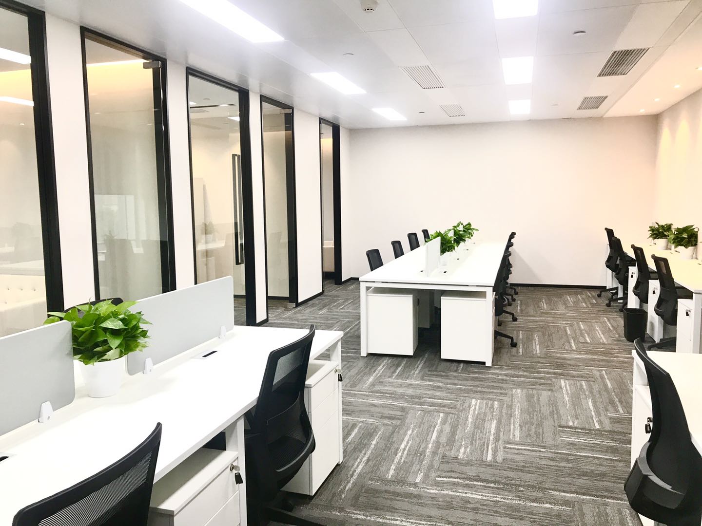 9-2205251QK1602.jpg 宜山路宏汇国际广场200平精装修带家具拎包入住(图3)