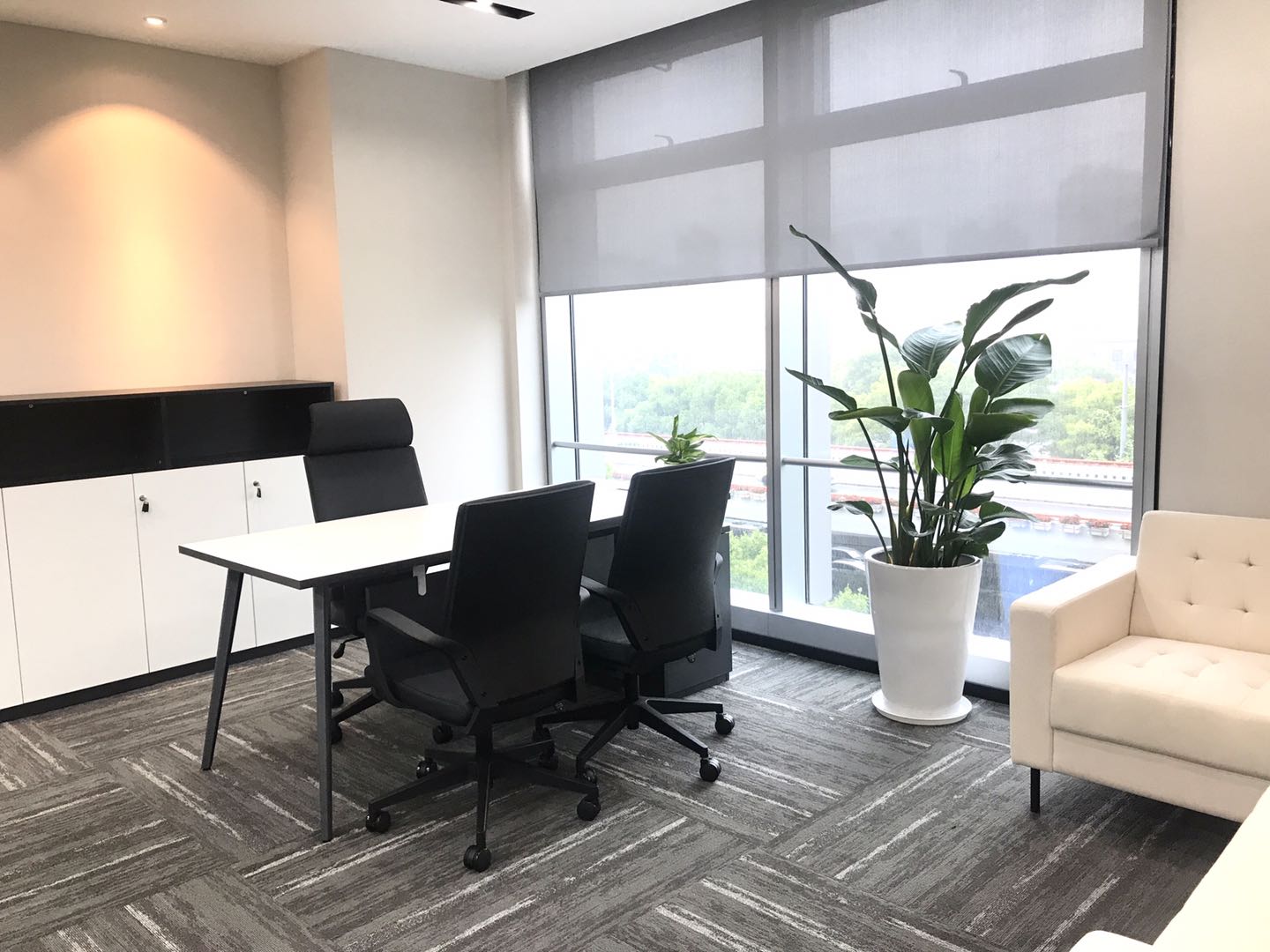 9-2205251QK1S3.jpg 宜山路宏汇国际广场200平精装修带家具拎包入住(图4)