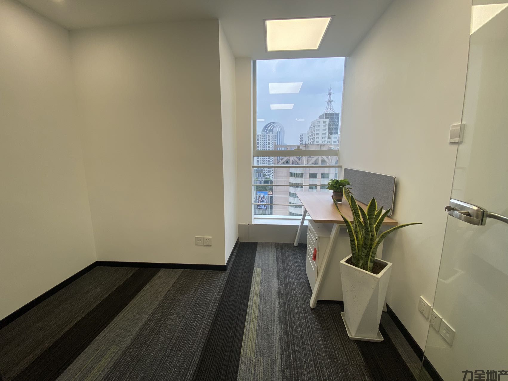 9-220P21G23WB.jpg 静安寺SOHO东海广场小面积精装修带家具拎包入住(图3)