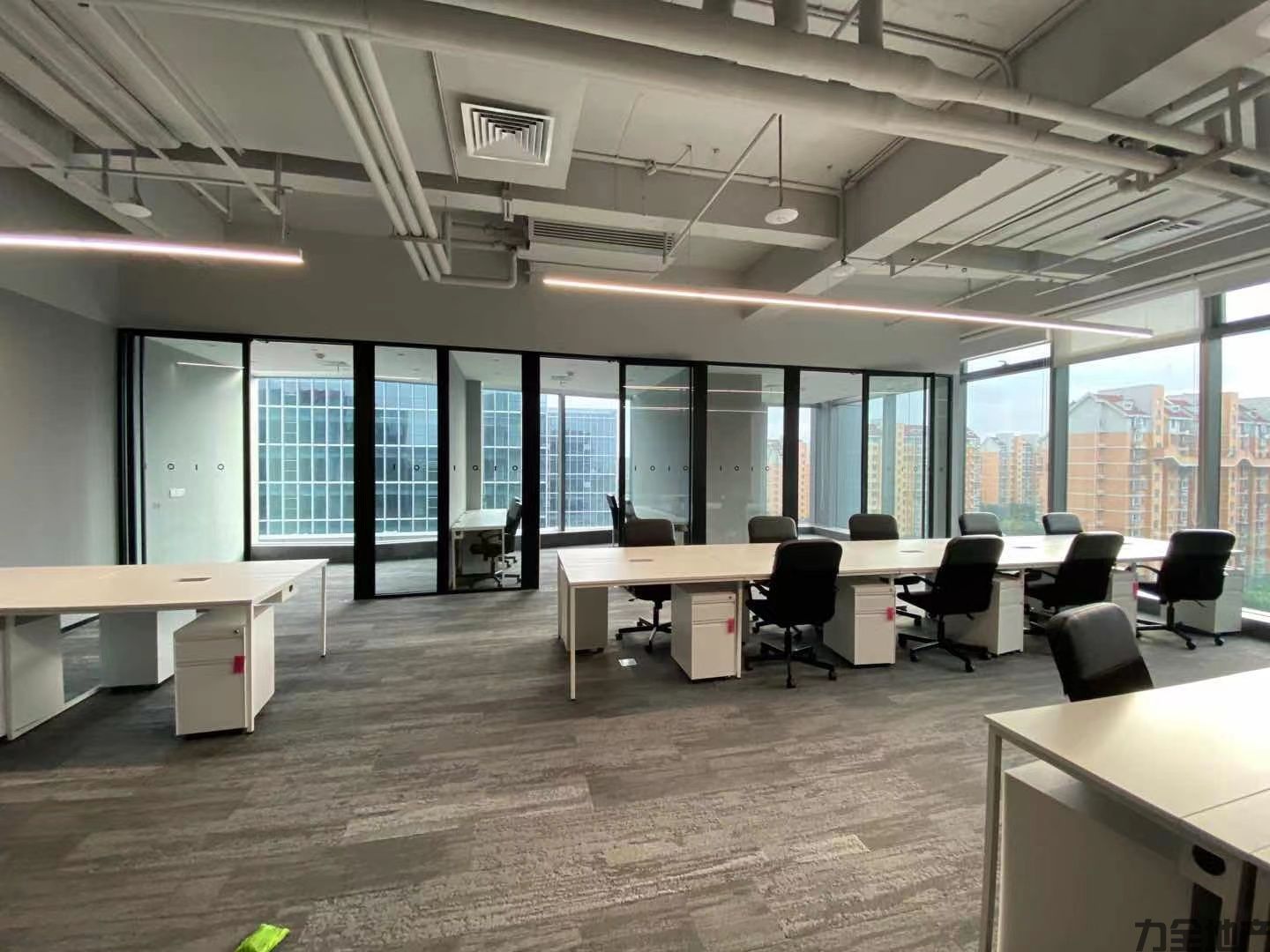 15-220R3164914D3.jpg 德必世纪we 精装修配家具(图1)